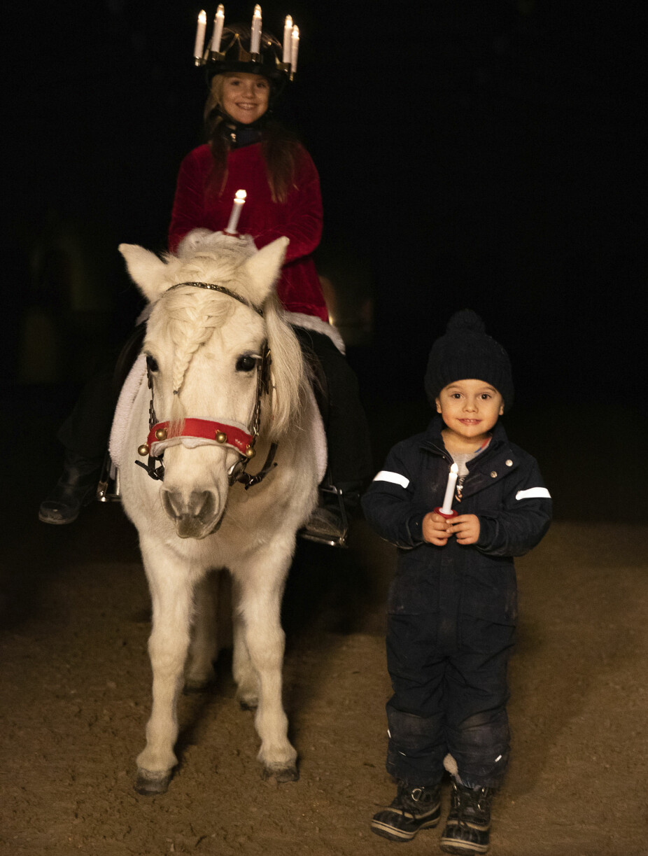 <b>FORNØYDE:</b> Estelle og Oscar så ut til å stortrives med lys på hodet og i hånden sammen med Viktor. Ponnien hadde fått en fin flette i manen sin i anledning Luciadagen. 