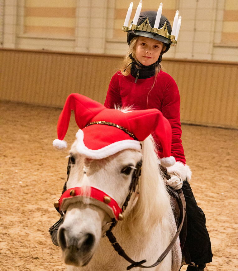 <b>NISSEHEST:</b> Mens Estelle har fått luciakrone utenpå ridehjelmen, har ponnien Viktor fått på seg en fin nisselue med to dusker.