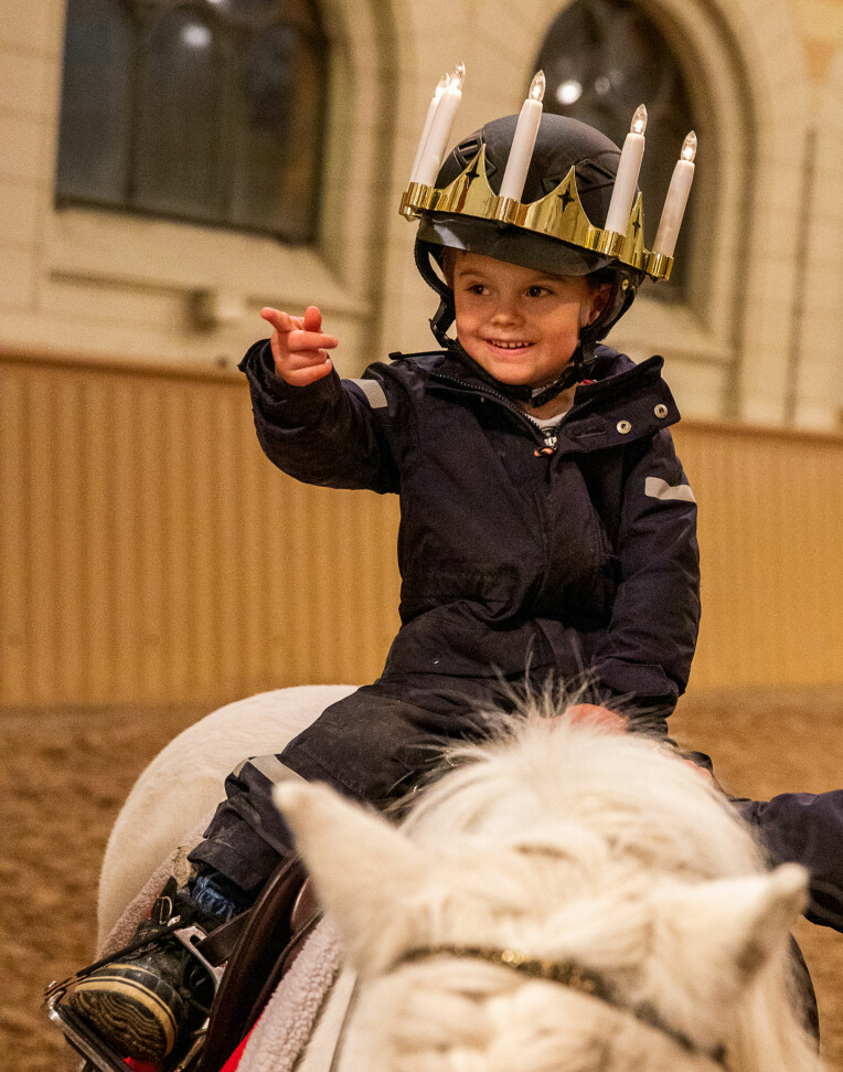 <b>TØFF TYPE:</b> Lille Oscar fikk også prøve luciakrone på hodet og ri på Viktor. 