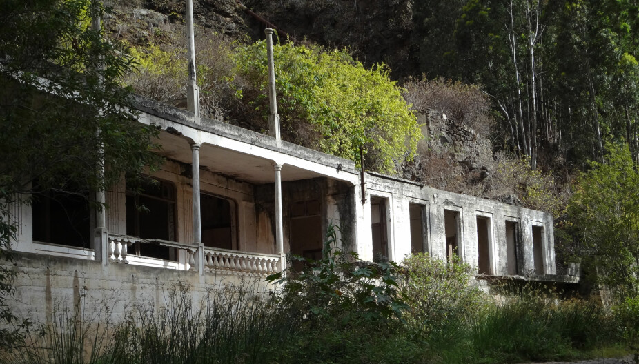 GJENGRODD: Badehotelelt er for lengst stengt, og mer og mer gjengrodd, men det er et fascinerende skue der det ligger omgitt av det trolske landskapet i naturreservatet Barranco de Azuaje.