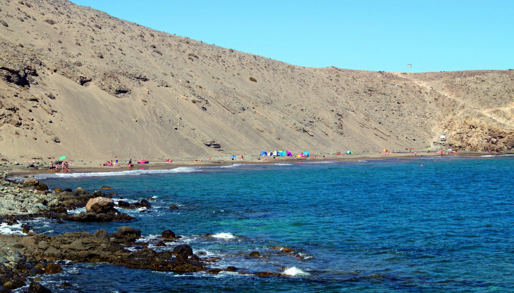 SÆREGEN: Playa Montaña Arena kjennetegnes av den enorme sanddynen i bakkant. Den er også populær blant nudister.