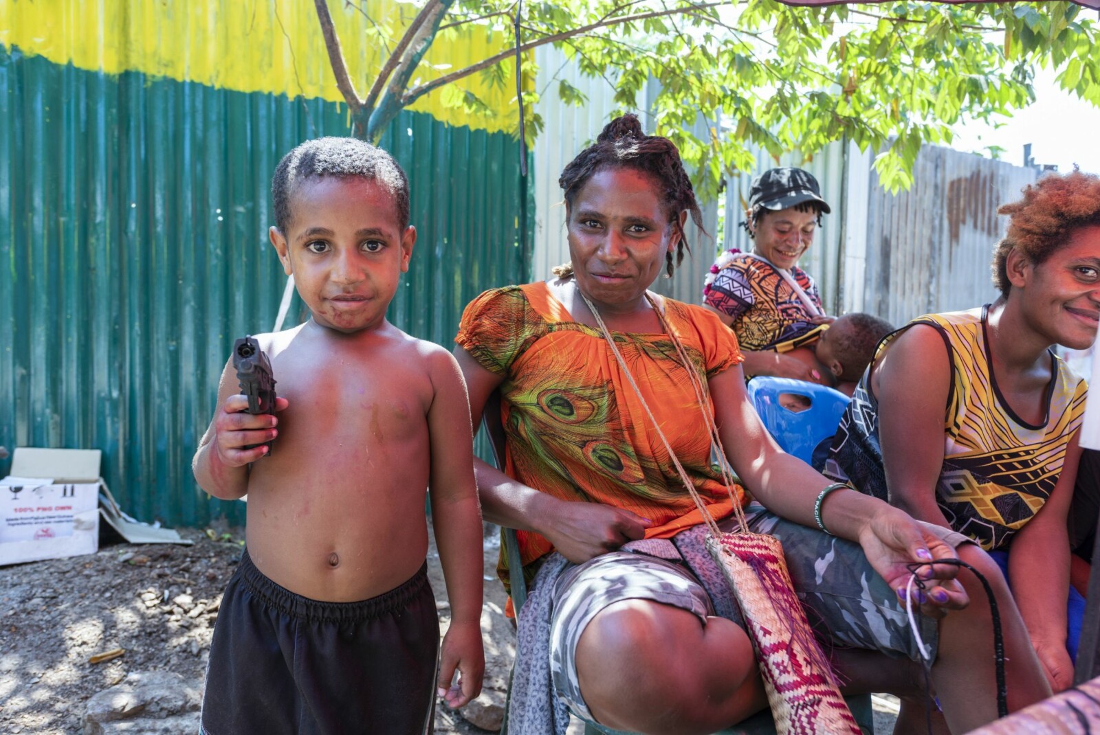 <b>OPP MED HENDENE:</b> Cathy selger betelnøtter og sønnen John holder eventuelle skurker unna med sin lekepistol i Tokarara, Port Moresby.
