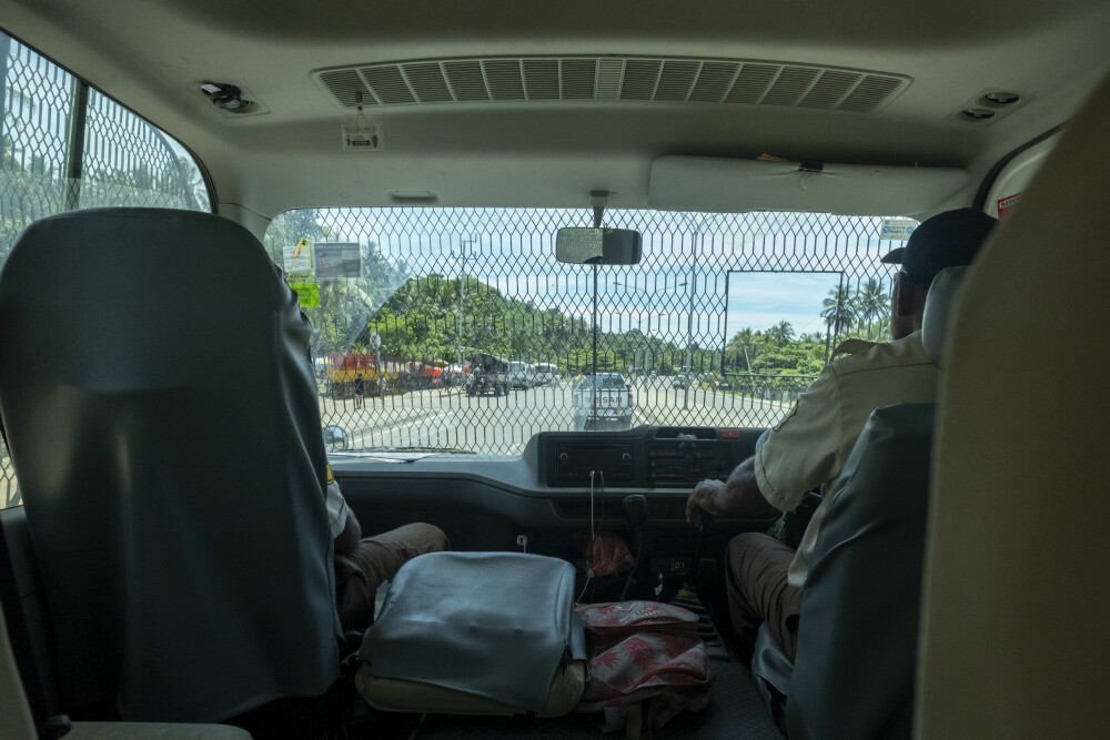 <b>BAK GITTER:</b> Veien fra flyplassen og inn til byen Lae er kjent for sine landeveisrøvere. Vaktselskapene tilbyr sikker transport bak gitter.
