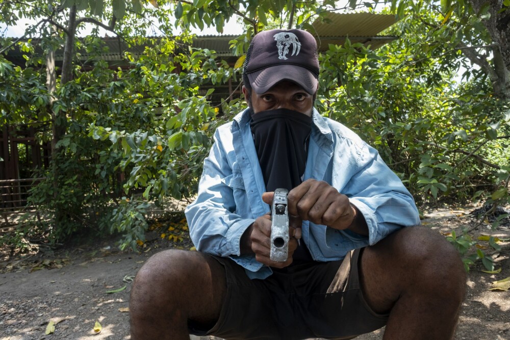 <b>«RASKOL»:</b> D i Port Moresby med en hjemmelaget «pop gun». – Nå skal vi røyke marihuana og planlegge neste ran. 