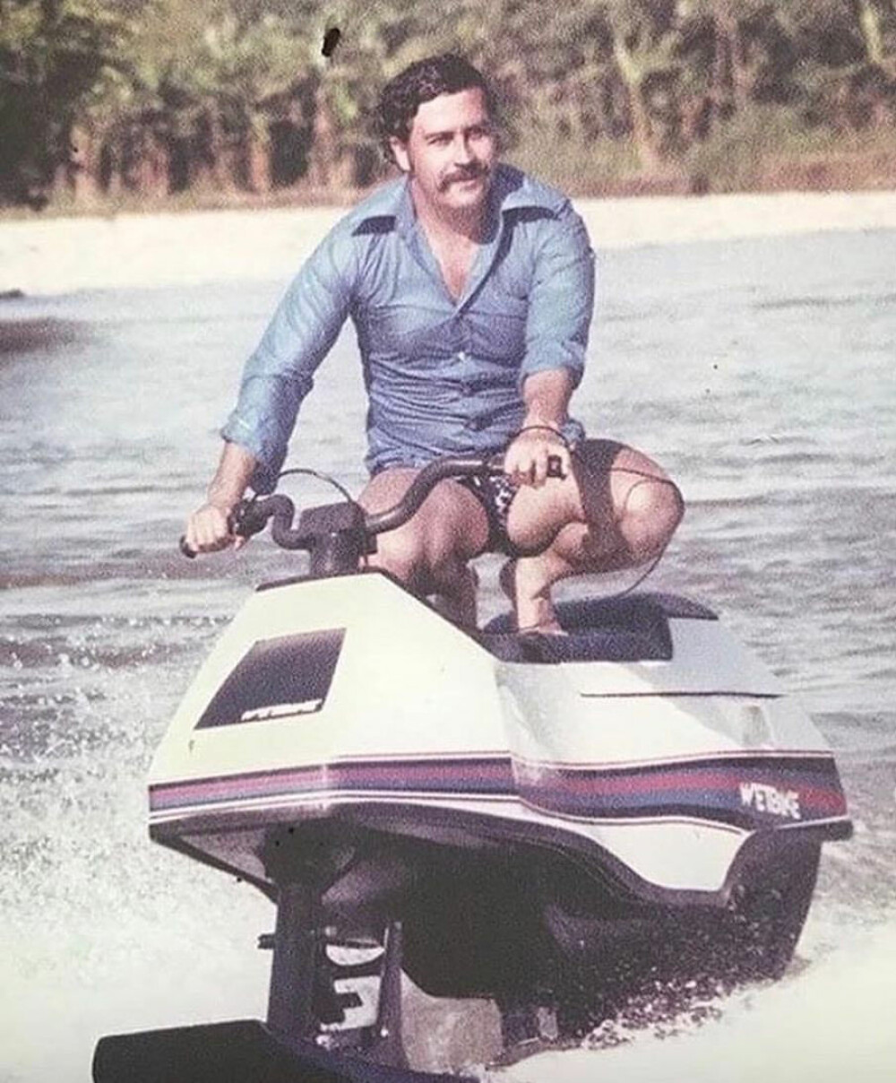 <b>AVKOBLING:</b> Pablo Escobar på vannskuter på en av de 27 kunstige innsjøene på godset. Strandbiler og sjøfly var andre aktiviteter han hadde moro av. 