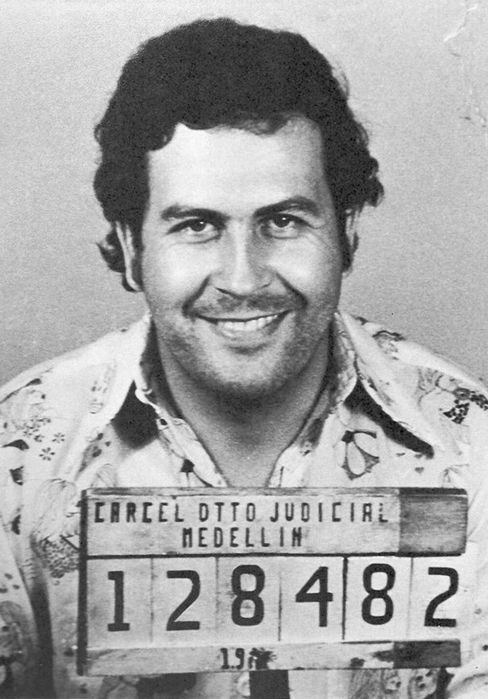 <b>ARRESTERT:</b> Pablo Escobar i 1977, på vei mot et liv med ufattelig rikdom og ufattelig vold. 