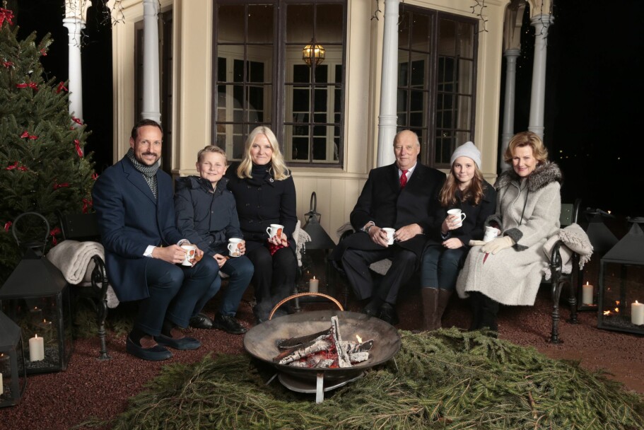 <b>2016:</b> Kronprins Haakon, prins Sverre Magnus, kronprinsesse Mette-Marit, kong Harald, prinsesse Ingrid Alexandra og dronning Sonja koser seg med gløgg og pepperkaker i Slottsparken