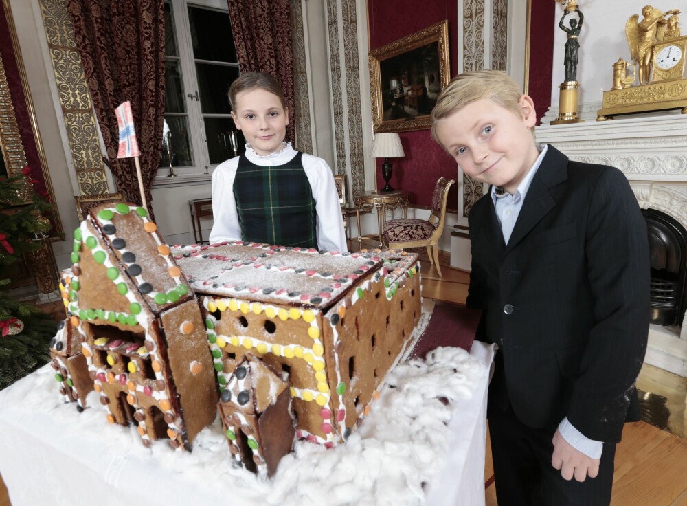 <b>2014:</b> Prinsesse Ingrid Alexandra og prins Sverre Magnus med en pepperkakeslottet kongeparet fikk i gave fra Fridheim barnehage i Oslo