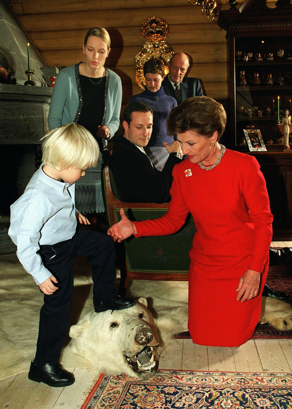 <b>2001:</b> Mette-Marit Tjessem Høiby og sønnen feiret jul første gang sammen med kong Harald, dronning Sonja, kronprins Haakon og prinsesse Märtha på Kongssetern