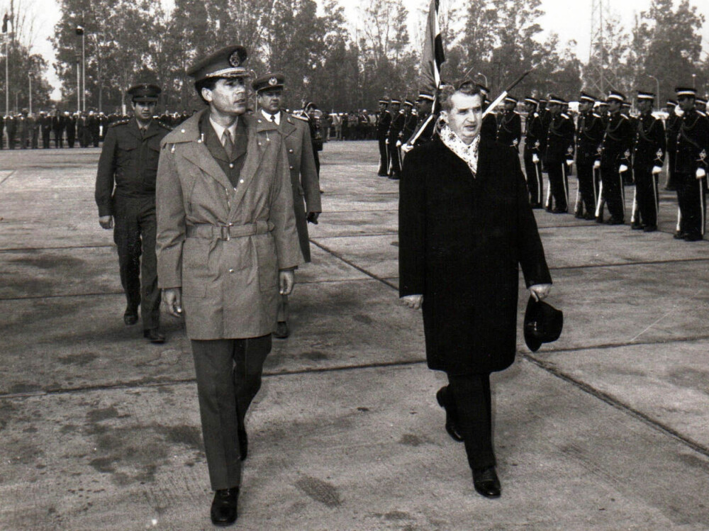 <b>TO GODE VENNER:</b> Ceausescu og hans gode venn Gaddafi fotografert i 1974. Under Gaddafis første jaktbesøk var det ikke bjørn, men en av hans egne folk som var hovedmålet.