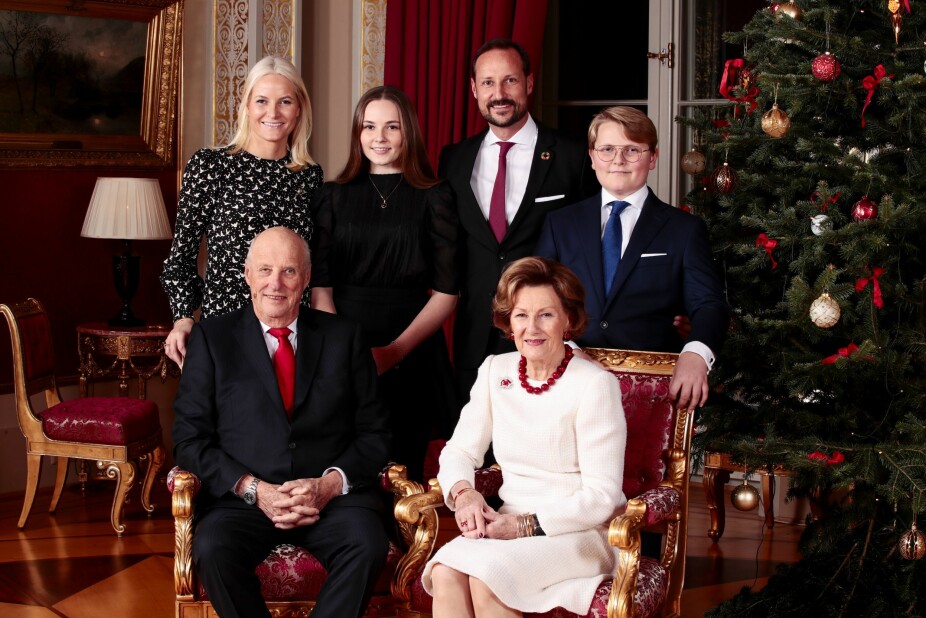 <b>KLARE FOR JULEFEIRING:</b> Kongeparet og kronprinsfamilien samlet på Det kongelige slott i søndag ettermiddag.
