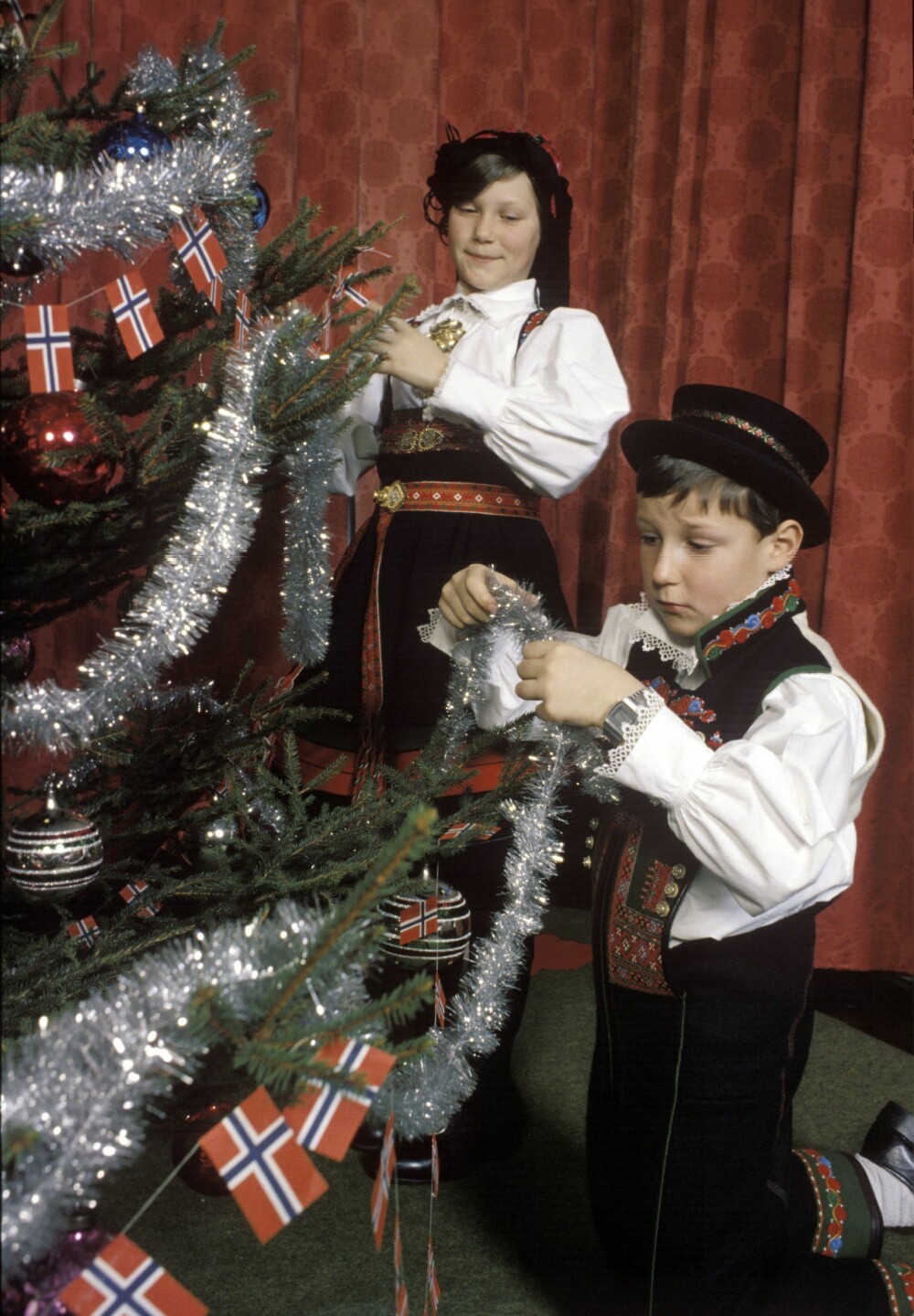 <b>1981:</b> Prinsesse Märtha og prins Haakon pyntet juletreet på Skaugum