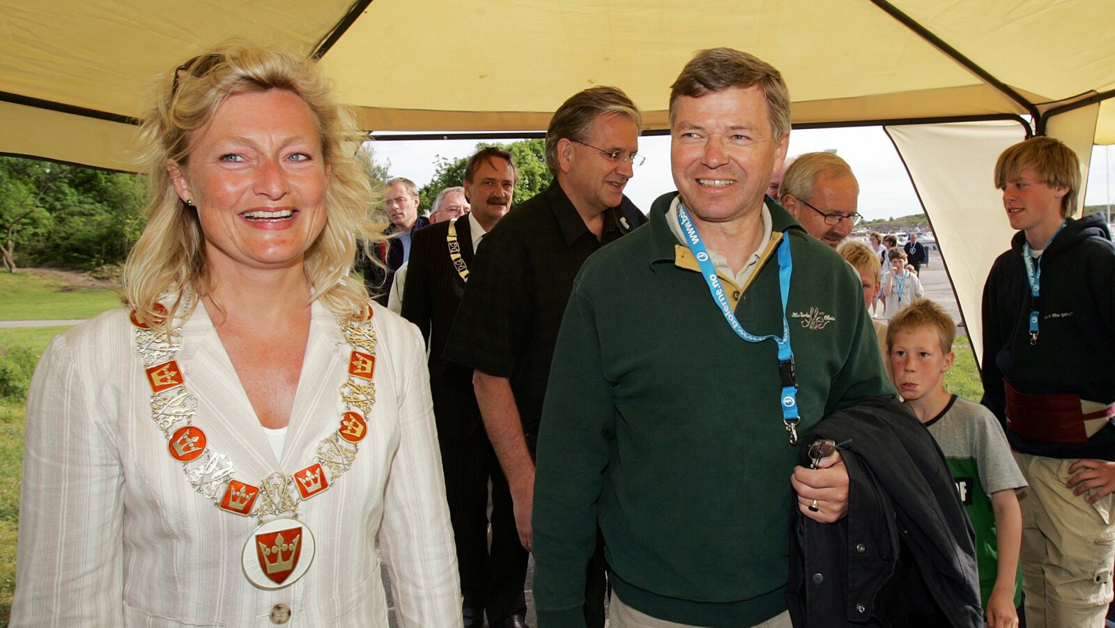 <b>KLEDELIG:</b> Anne Rygh Pedersen (52) har solid bakgrunn for prangende ordførerkjeder. Her som fylkesordfører i Vestfold i 2005 sammen med daværende statsminister Kjell Magne Bondevik (72). Nå står nye Tønsberg for tur.
