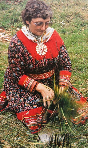 <b>TRADISJON:</b> Inger Ellen ordner sennagress, det skal tørkes og legges<br>i skaller. <b>TRADISJON:</b> Inger Ellen ordner sennagress, det skal tørkes og legges<br>i skaller.
