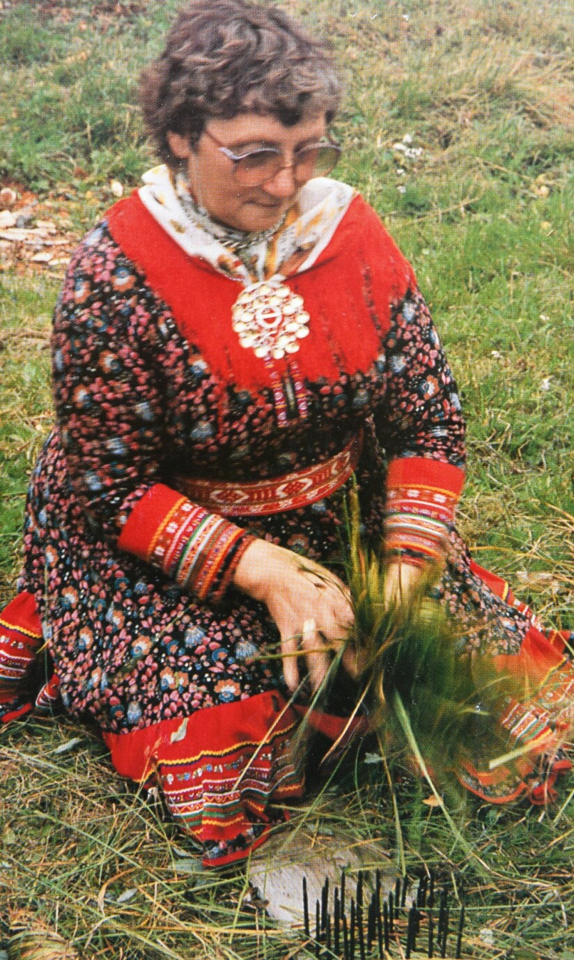 TRADISJON: Inger Ellen ordner sennagress, det skal tørkes og leggesi skaller.