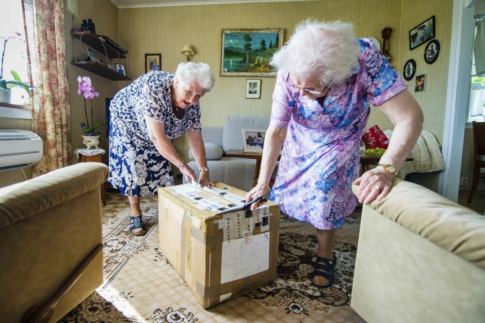 <b>GARNKASSE I POSTEN:</b> Det er like spennende hver gang, synes Agnes og Hilda når de får den store garnpakka fra Husfliden levert på døra av postmannen. Da fordeler tvillingsøstrene garn og mønster seg imellom, og de storkoser seg med nye oppdrag. <b>GARNKASSE I POSTEN:</b> Det er like spennende hver gang, synes Agnes og Hilda når de får den store garnpakka fra Husfliden levert på døra av postmannen. Da fordeler tvillingsøstrene garn og mønster seg imellom, og de storkoser seg med nye oppdrag.
