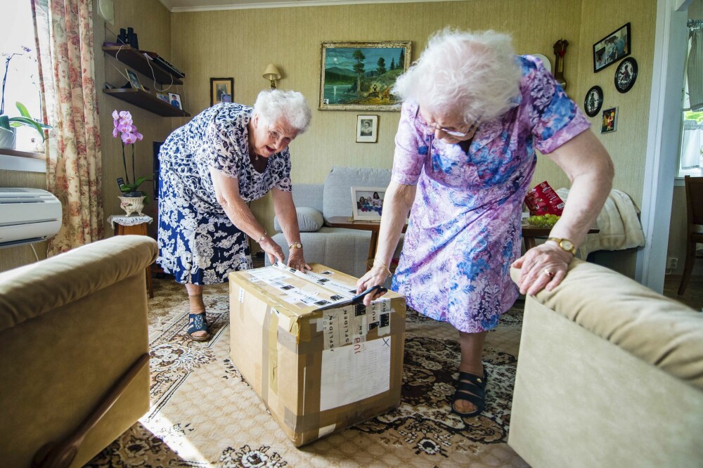 <b>GARNKASSE I POSTEN:</b> Det er like spennende hver gang, synes Agnes og Hilda når de får den store garnpakka fra Husfliden levert på døra av postmannen. Da fordeler tvillingsøstrene garn og mønster seg imellom, og de storkoser seg med nye oppdrag. 