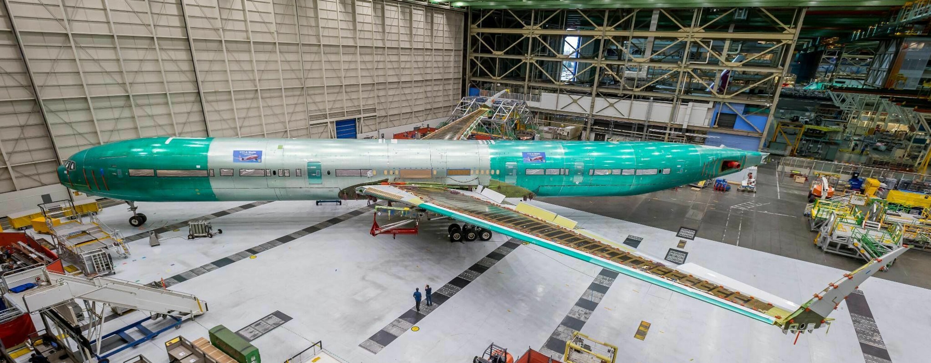 PROTOTYPE: Det første eksemplaret av 777 X er kommet ut av produksjonslinjen til Boeing-fabrikken. Vingespennet er så enormt at vingene har fått oppfellbare vingetipper for å passe inn på flyparkerings-plassene.