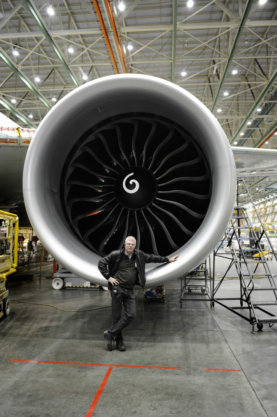 STØRST: Med sine 182 cm blir Vi Menns medarbeider liten foran GE90 jetmotoren som brukes i B777. Verdens største og kraftigste jetmotor har omtrent samme diameter som skroget til en B737.