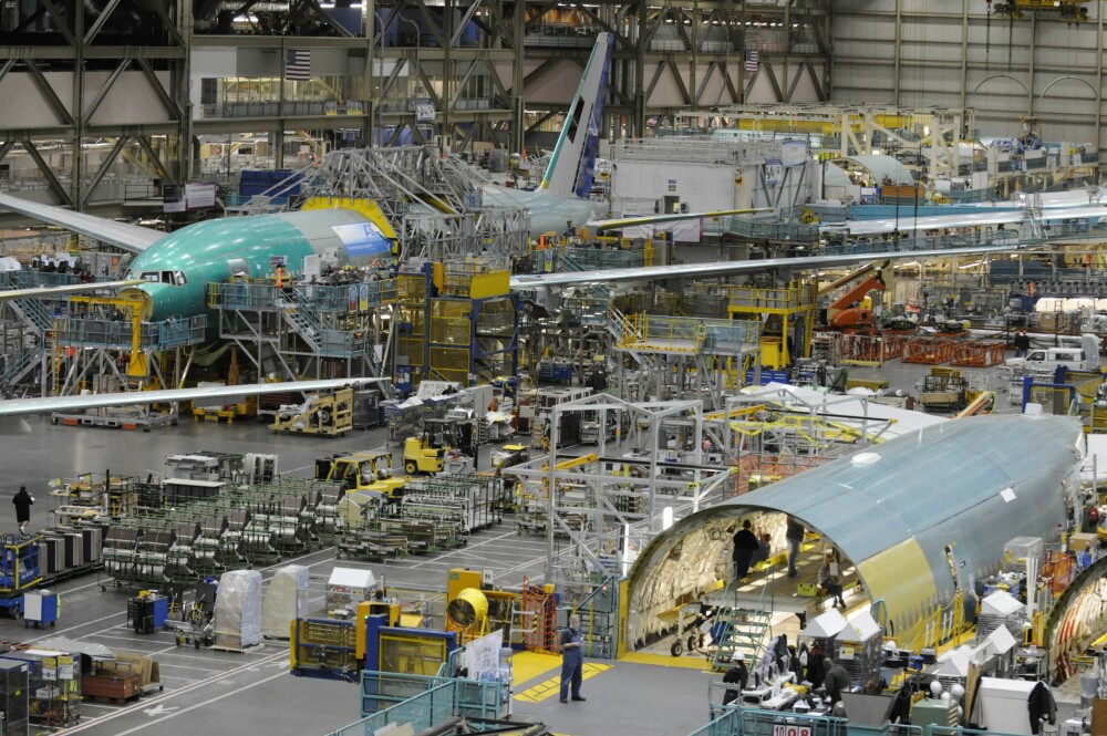 <b>SAMLEBÅND:</b> Produksjons­linjen til Boeing foregår etter samlebåndsprinsippet. Fabrikken i Everett der B777 skrus sammen er verdens største bygning <br/>målt i grunnflate.