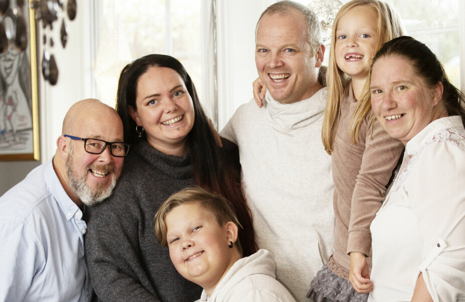 RAUSHET OG STOR TAKHØYDE: Da Kent Eliasson (t.v) og Linn Ekstrøm gikk fra hverandre, ønsket de å samarbeide godt om sønnen Sander. De valgte å dele enebolig, der de bor i hver sin etasje - og hvert år feirer de jul sammen. Til høyre for Linn står samboeren hennes i dag, Geir Vold, Lillabelle som er Linn og Geirs datter, og May Britt Enersen, kjæresten til Kent. RAUSHET OG STOR TAKHØYDE: Da Kent Eliasson (t.v) og Linn Ekstrøm gikk fra hverandre, ønsket de å samarbeide godt om sønnen Sander. De valgte å dele enebolig, der de bor i hver sin etasje - og hvert år feirer de jul sammen. Til høyre for Linn står samboeren hennes i dag, Geir Vold, Lillabelle som er Linn og Geirs datter, og May Britt Enersen, kjæresten til Kent.