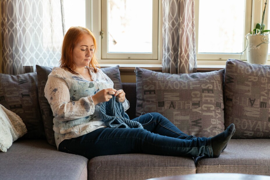 GLAD I Å STRIKKE: Bente må velge strikketøy etter graden av smerte. – De dagene skuldre og armer verker som verst, finner jeg frem et lett strikketøy, ikke en tung genser, sier Bente.. GLAD I Å STRIKKE: Bente må velge strikketøy etter graden av smerte. – De dagene skuldre og armer verker som verst, finner jeg frem et lett strikketøy, ikke en tung genser, sier Bente..