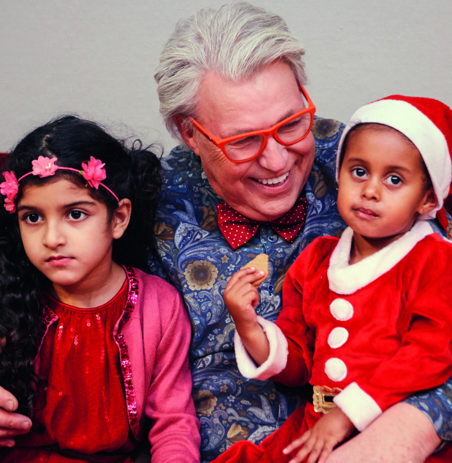 <b>VARME:</b> Idet Finn satte seg i sofaen, kom to små krypende tett inntil ham. Eliana (2) og Asma (6) vet at de ikke får gaver til jul, men tenk om de får bli i Norge. Det hadde vært den største gaven. <b>VARME:</b> Idet Finn satte seg i sofaen, kom to små krypende tett inntil ham. Eliana (2) og Asma (6) vet at de ikke får gaver til jul, men tenk om de får bli i Norge. Det hadde vært den største gaven.