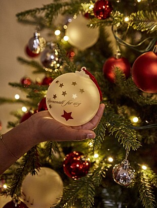 <b>GAVE:</b> Finn gir hvert av barna på denne underlige juletrefesten hver sin julekule som han har designet for Magnor. – Når de blir store og forstår mer, vil de kanskje fornemme hjertevarmen fra Hjemmets lesere som nominerte asylmottaket, sier han. <b>GAVE:</b> Finn gir hvert av barna på denne underlige juletrefesten hver sin julekule som han har designet for Magnor. – Når de blir store og forstår mer, vil de kanskje fornemme hjertevarmen fra Hjemmets lesere som nominerte asylmottaket, sier han.