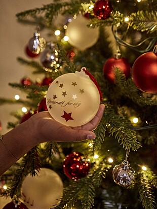 <b>GAVE:</b> Finn gir hvert av barna på denne underlige juletrefesten hver sin julekule som han har designet for Magnor. – Når de blir store og forstår mer, vil de kanskje fornemme hjertevarmen fra Hjemmets lesere som nominerte asylmottaket, sier han.