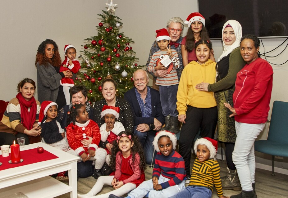 <b>JULEGLEDE I ET FREMMED LAND: </b>Det ble skikkelig liv i leiren da Finn kom med et nydelig juletre. Fra høyre: Zufan, Amany, Zainab, Dorsa, Shahrean, Finn, David, Mathias, Asma, Hallelujah, Birke, Olav, Stine, Anja, Haben, Mahin, Sara og Eliana. <b>JULEGLEDE I ET FREMMED LAND: </b>Det ble skikkelig liv i leiren da Finn kom med et nydelig juletre. Fra høyre: Zufan, Amany, Zainab, Dorsa, Shahrean, Finn, David, Mathias, Asma, Hallelujah, Birke, Olav, Stine, Anja, Haben, Mahin, Sara og Eliana.