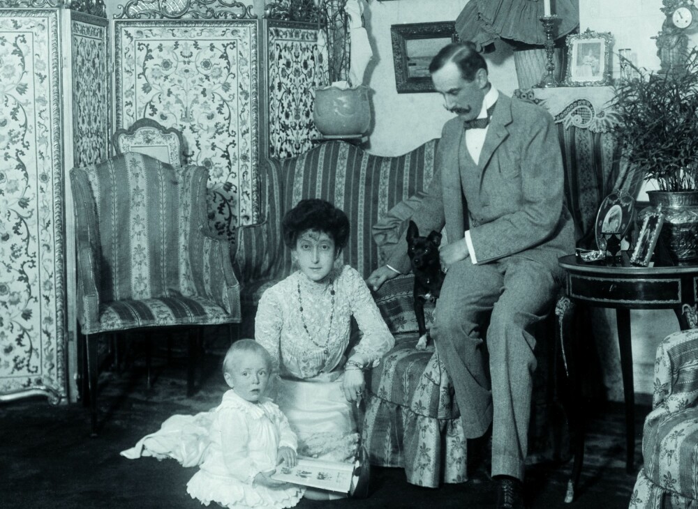 <b>KJERNEFAMILIEN:</b> Den lille familien flyttet inn på et gammelt slott som ikke var pusset opp på femti år, og ble varmt tatt imot av det norske folket som overøste dem med vakre gaver. <b>KJERNEFAMILIEN:</b> Den lille familien flyttet inn på et gammelt slott som ikke var pusset opp på femti år, og ble varmt tatt imot av det norske folket som overøste dem med vakre gaver.