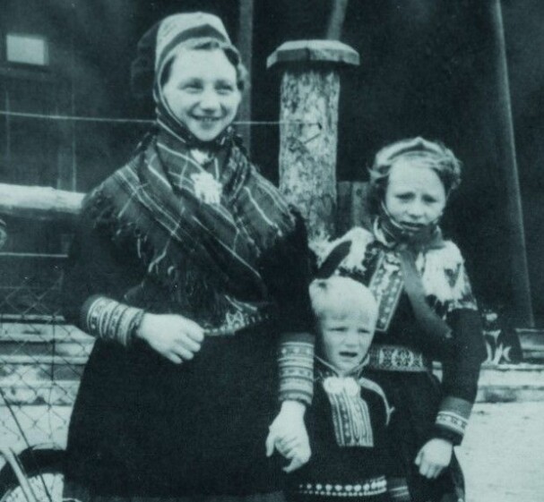 PÅ VIDDA: Inger Ellen med en av sine sønner og et søskenbarn en gang for mange år siden.