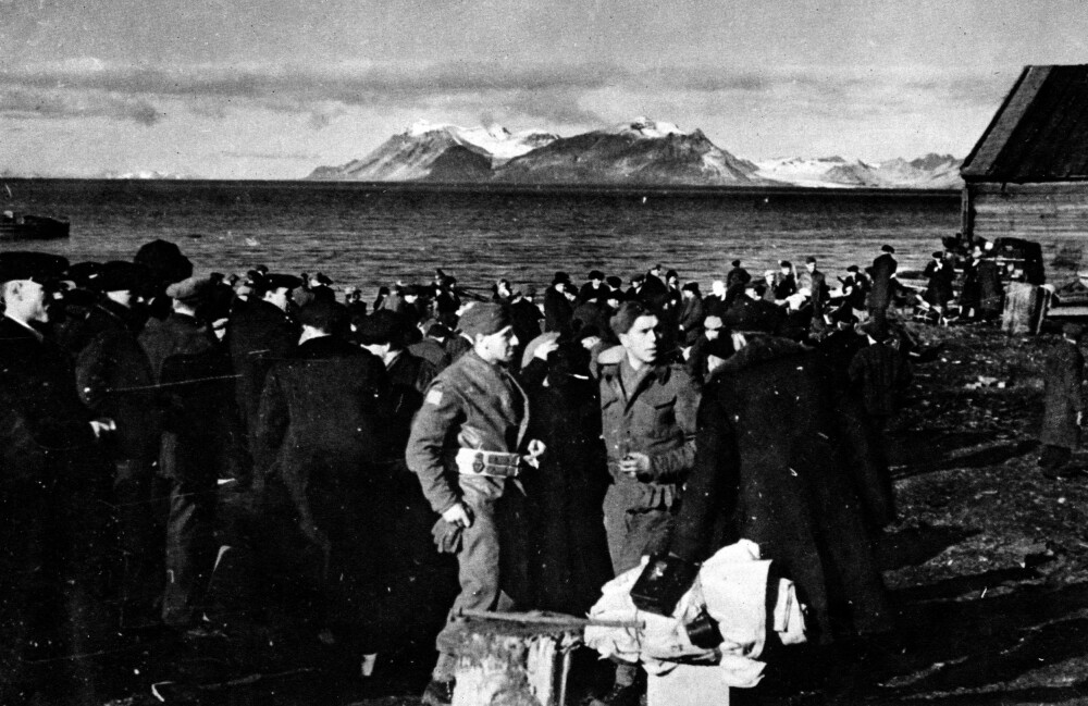 <b>SVALBARD EVAKUERES:</b> Tyskland angrep Sovjet 22. juni 1941. Da ble det avgjort at sivilbefolkningen på Svalbard skulle evakueres. Dette skjedde 3. september. I 1945 skulle Svalbard komme i spill etter at den norske eksilregjeringen hadde lovet Sovjet kontroll.