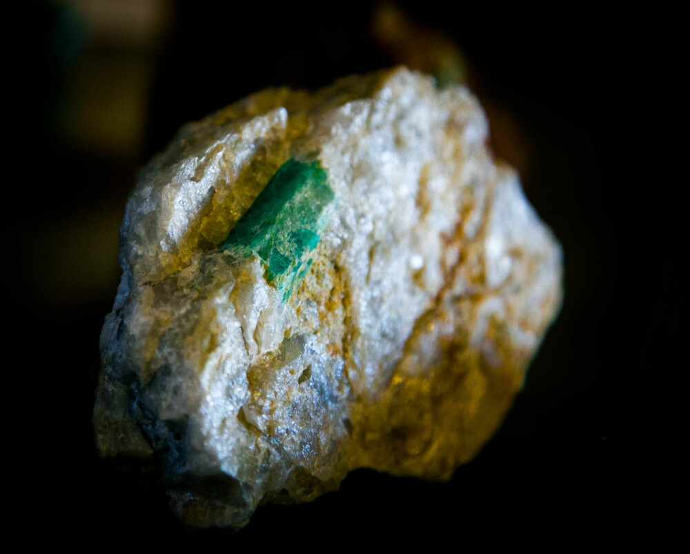 <b>SMARAGD:</b> Smaragd er egentlig en grønn beryll-krystall. Edelstenen finnes innbakt i andre stener.