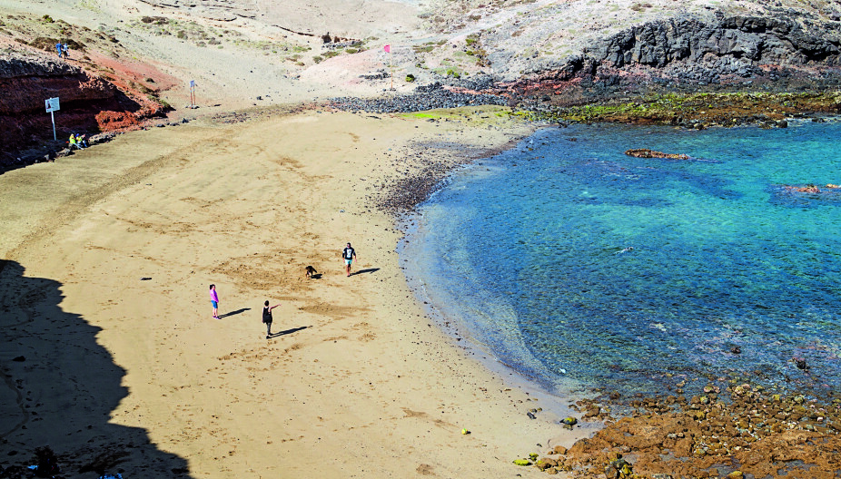 SKJULT PERLE: Playa de Aguadulce er en liten, avsidesliggende strand inne i en bukt. mens du bader og soler deg har du blant annet god utsikt til flytrafikken, men sjekk gjerne vindretning og vindstyrke før du legger turen dit.