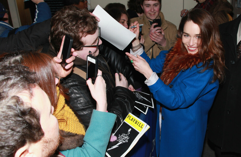 FORETREKKER AUTOGRAFER: Emilia Clarke forteller at hun er ferdig med selfies, men at hun gjerne skriver autografer. Her under et møte med fansen i New York i 2013.