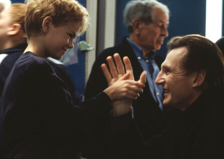 SPILTE BARN: Thomas Brodie-Sangster, den gang 13 år, spilte et barn i «Love Actually». Her sammen med motspiller Liam Neeson i rollen som Daniel.