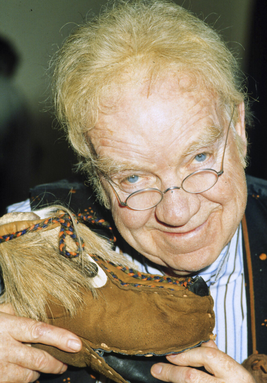 FOLKEKJÆR: I år er det 44 år siden «Jul i Skomakergata», med velkjente skomaker Andersen (Henki Kolstad) og hans trofaste følgesvenn Tøfflus, ble sendt på NRK for første gang.