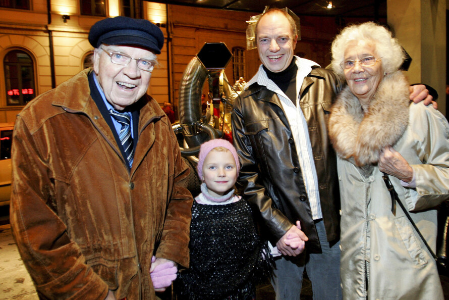 NÆRT BÅND: Marius Kleppe Kolstad hadde et nært forhold til besteforeldrene Henki og Else. Her sammen med besteforeldrene og datteren Ronja i 2005.