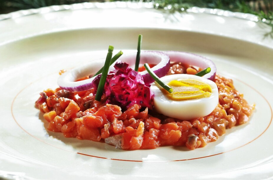 <b>EN SKARP EN:</b> Rakfisktartar med løk, rødbetsalat og egg er nok en julefavoritt. Skal du rake fisken selv, bør du starte allerede på sommeren. I dag får du også god kvalitetsrakfisk i butikk. Se gjerne etter rakfisk fra Valdres. <b>EN SKARP EN:</b> Rakfisktartar med løk, rødbetsalat og egg er nok en julefavoritt. Skal du rake fisken selv, bør du starte allerede på sommeren. I dag får du også god kvalitetsrakfisk i butikk. Se gjerne etter rakfisk fra Valdres.