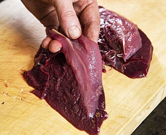 <b>SLIP UTSTYRET:</b> Skjær brystet av skroget med en tynn, skarp kniv. Følg ryggbenet til filetene løsner fra skroget. <b>SLIP UTSTYRET:</b> Skjær brystet av skroget med en tynn, skarp kniv. Følg ryggbenet til filetene løsner fra skroget.