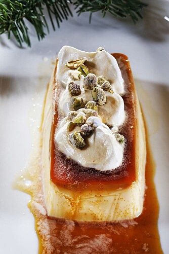 <b>PRIKKEN OVER I-EN:</b> Karamellpudding er en tradisjonsrik favoritt som faller i smak hos både små og store. Topp den med pisket krem og krystallisert pistasj for en ekstra spiss på smaken. <b>PRIKKEN OVER I-EN:</b> Karamellpudding er en tradisjonsrik favoritt som faller i smak hos både små og store. Topp den med pisket krem og krystallisert pistasj for en ekstra spiss på smaken.