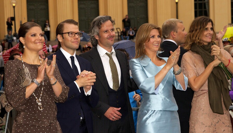FAMILIE: Her er Ari Behn sammen med kronprinsesse Victoria, prins Daniel,prinsesse Märtha og prinsesesse Rosario i forbindelse med feiringen av det norske kronprinsparets 10-årsbryllupsdag i 2011.