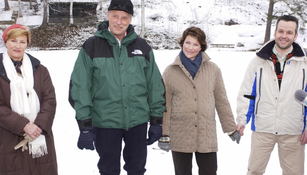 PÅSKE 2003: Her er dronning Sonja, kong Harald, prinsesse Märtha og Ari Behn på Maihaugen påsken 2003.