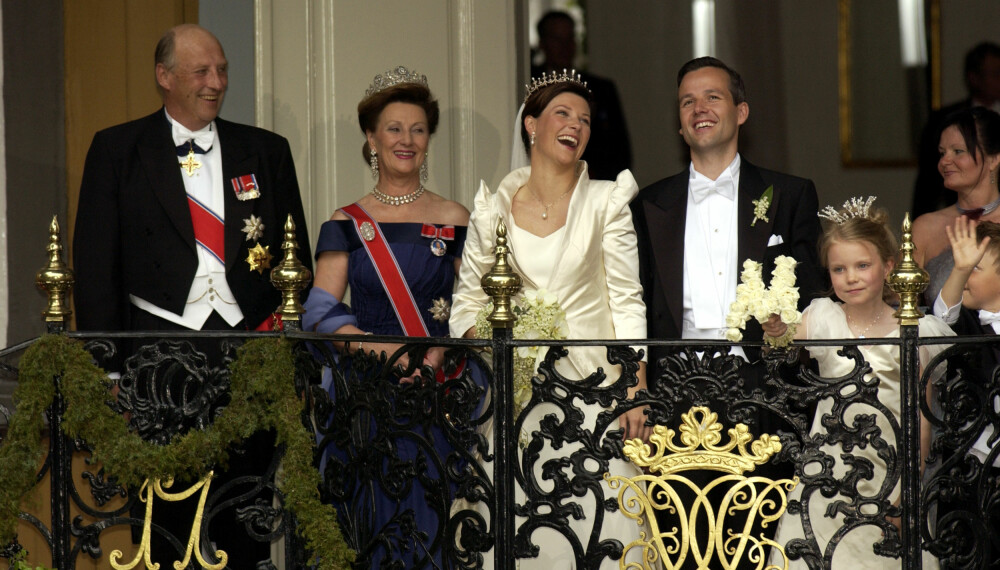 STRÅLTE: Kong Harald og dronning Sonja med det glade brudeparet på bryllupsdagen i Trondheim i 2002.