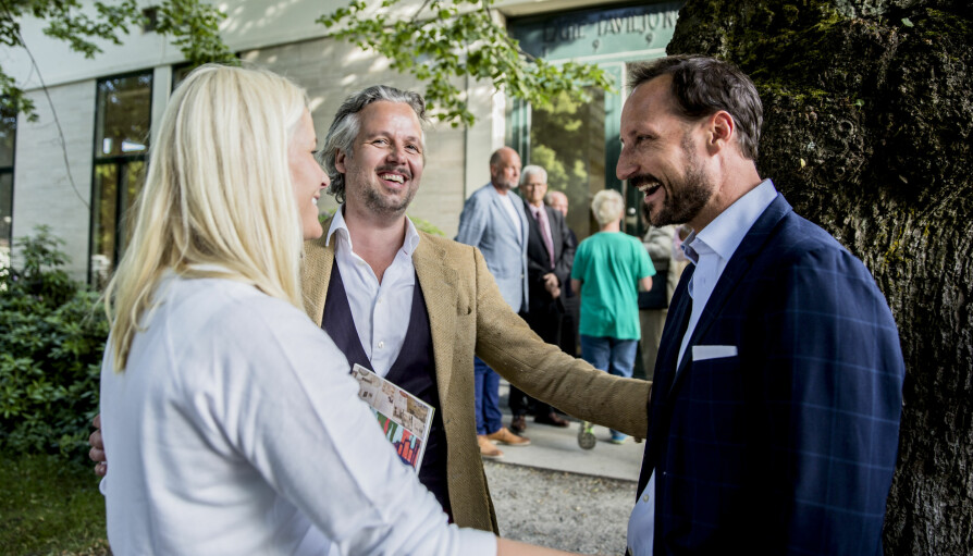 GODE VENNER: Kronprins Haakon og kronprinsesse Mette-Marit var til stede da Ari Behn stilte ut ny kunst i Drammen I 2014