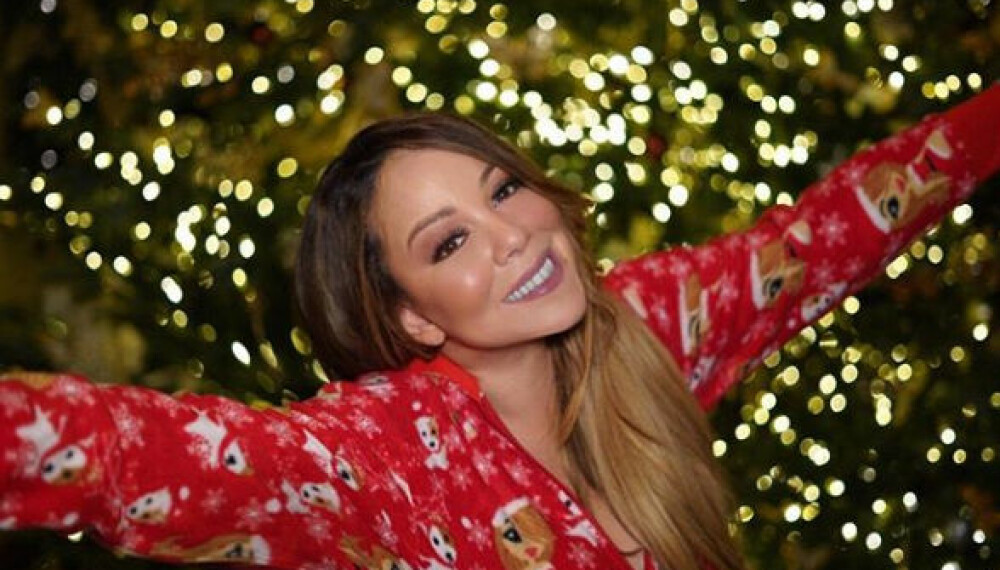 ALL I WANT FOR CHRISTMAS: Mariah Carey poserer foran juletreet i julepysjen, og vekket mange følelser hos fansen i forbindelse med julefeiringen. For mange er stjernen selve definisjonen på jul.