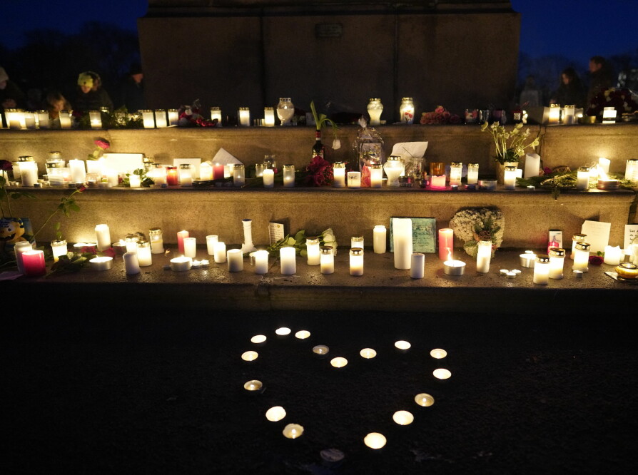 LYSHAV: Svært mange har kommet til Slottsplassen og tent lys for å minnes Ari Behn.