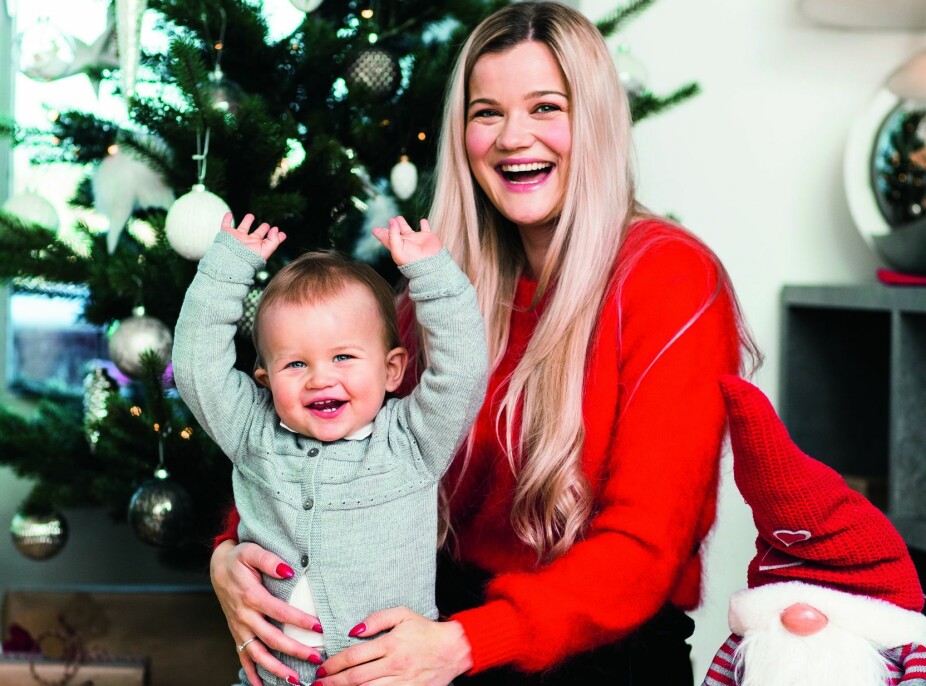 TØFT ÅR: Ettersom lille Sander har hatt kolikk, har det vært et krevende år for den lille familien. Nå ser de frem til en roligere jul med sjarmtrollet. TØFT ÅR: Ettersom lille Sander har hatt kolikk, har det vært et krevende år for den lille familien. Nå ser de frem til en roligere jul med sjarmtrollet.