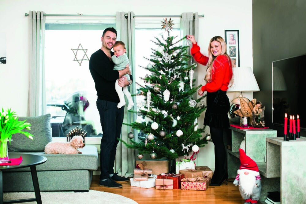 JUL MED FAMILIEN: Sandra pynter juletreet hjemme på Skøyen, og ser frem til å feire jul med forloveden Lasse og sønnen Sander. JUL MED FAMILIEN: Sandra pynter juletreet hjemme på Skøyen, og ser frem til å feire jul med forloveden Lasse og sønnen Sander.
